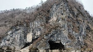 삼옥리 동강변의 동굴과 영흥층 노두