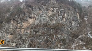 페르마타펜션(봉평면 금당계곡로 1375-8) 앞 평창강과 노두