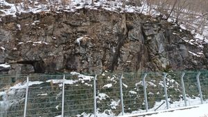 정선군 남면 무릉리, 지방도 제421호선 도로변의 풍촌 석회암층 노두