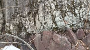 가송동층을 관입한 암맥