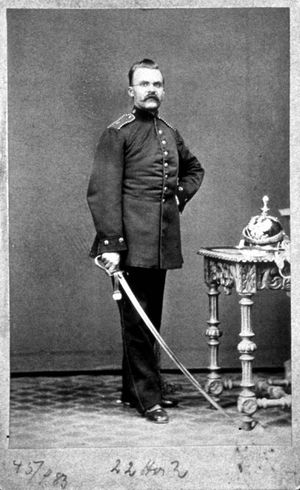 1868년 당시 군복과 사벨. 프리드리히 니체가 제대할 때 촬영