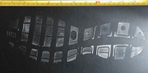 범죄 현장에 남겨진 신발 자국