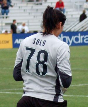 2009년 WPS 올스타 게임에서 아버지와 형제를 기리는 등번호 유니폼을 입은 솔로