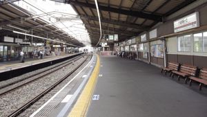 하행 승강장에서 신주쿠 방면을 바라봄 (2013년 8월 1일)