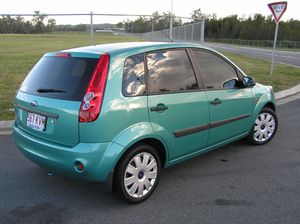 포드 피에스타(후기형) 5도어 후측면