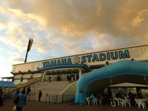 2013년에 개조된 남쪽 스탠드 바깥쪽 (구 야마하 풋볼 클럽 사무소)