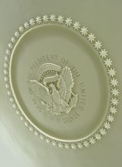 1934년에 설치된 석고 천장 메달에는 미국 대통령의 문장 요소가 포함되어 있다.