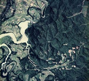 마스야마 성과 성 아래의 항공 사진. 국토교통성 국토지리원 지도・항공사진 열람 서비스의 항공 사진을 기반으로 제작