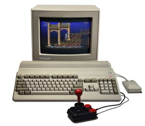 Amiga 500은 게임 콘솔로서 게이머들의 지지를 받았다. 참고로, 이미지는 영국 시그노시스사의 『Leander』로, 패키지에 일본어로 홍보 문구가 적혀 있는 등 오타쿠 붐의 영향을 받은 작품 중 하나이다.