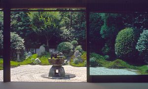 도후쿠지(1940)의 안뜰 선 정원.