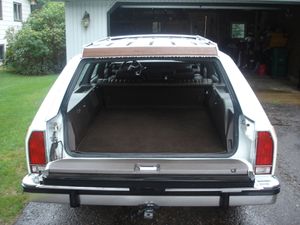 접혀 내려간 테일게이트