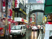 사건 다음 날 낮, 전기 거리를 순찰하는 경찰 차량