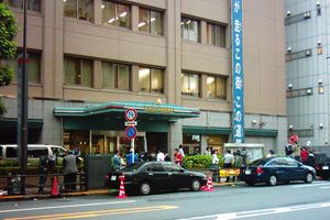 만세바시 경찰서 앞의 보도진(사건 다음날 낮)