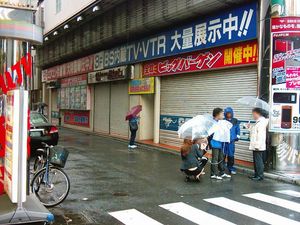 범인 확보 장소 부근에서 대기하는 보도 스태프(사건 다음날 낮)