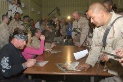 이라크 위문 당시의 언더테이커 (2004년 12월)