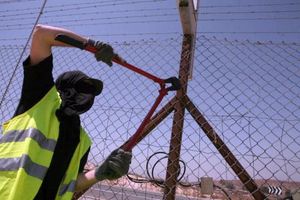 벽을 반대하는 아나키스트(Anarchists Against the Wall)가 2007년 가자-이스라엘 장벽에서 울타리를 파괴하고 있다