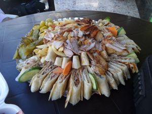 피클이나 채소가 곁들여진 아랍식 샤와르마 롤의 담음새 예