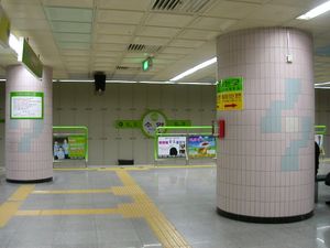 스크린도어 설치 전 2호선 승강장 (2008년 2월)