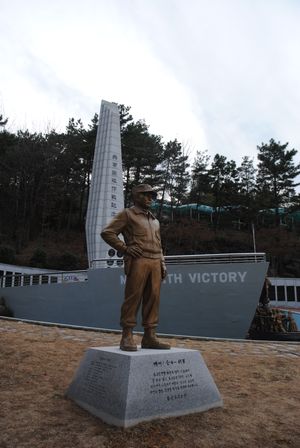 거제도 포로수용소 공원에 세워진 김백일의 동상