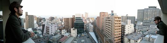 조합하여 만드는 파노라마 사진에서는 같은 사람을 쌍둥이처럼 표현하는 것도 가능하다.