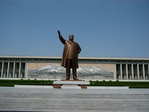 김정일 동상이 건립되기 전의 김일성 동상(2004년 5월 촬영)