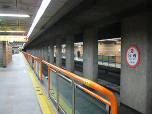 승강장 스크린도어 설치 전 (2009년 2월)