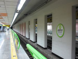 스크린도어가 설치되기 전 승강장 모습 (2009년 2월)