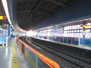 역명 변경 전 승강장 (2009년 2월)