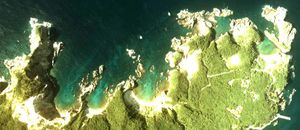 북부 해안. 왼쪽이 칸비키산