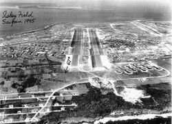 아이즐리 비행장(1945년 촬영). 오른쪽 위에 코블러 비행장도 보인다.