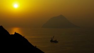 하치조코지마의 저녁 노을. 하치조섬 오사카 터널에서 바라본 모습.