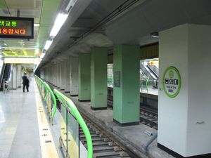 승강장 스크린도어 설치 전 (2009년 2월)