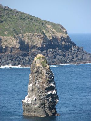 남서쪽 해안에 있는 후데시마. 일본의 해변 백선에 선정되어 있다.