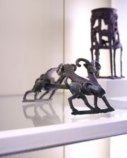 메소포타미아의 니네베에서 출토된 재갈