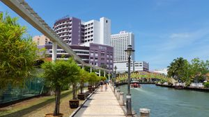 도시 중심부 일부, 말라카 섬이 해안 건너편 좁은 땅에서 보인다. (위) 그리고 말라카 강, 말라카 시. (아래)