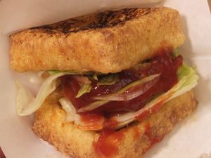 오키츠네 버거 (도요카와시의 향토 음식)