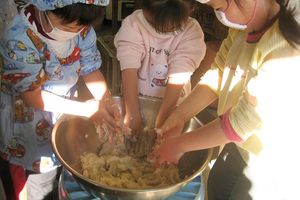 곤약 가루를 물과 섞는 장면