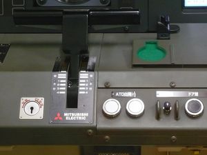 원 핸들 마스콘. 핸들을 가장 안쪽으로 젖히면 비상 브레이크