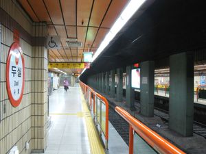 스크린도어 설치 전 승강장 (2009년 2월)