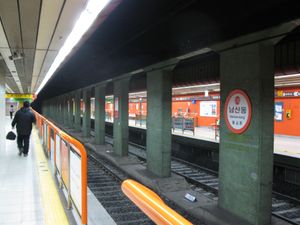 승강장 스크린도어 설치 전 (2009년 2월)