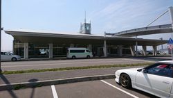 오쿠시리 공항 터미널 빌딩 외관