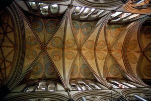 리브 볼트 채광창 위의 천장