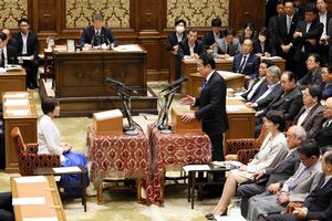 기시다 후미오와 당수 토론을 하는 다무라 (2024년 6월)