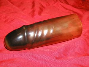 별갑으로 만든 하리. 일본에서는 에도 시대에 오오쿠에서 사용되었다고 한다. 안이 비어 있고, 뜨거운 물에 적신 솜을 채워 사람의 체온 정도로 따뜻하게 하여 사용했다고 한다.