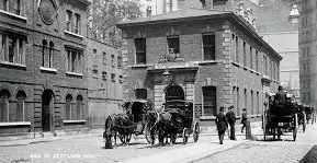 런던 웨스트민스터의 화이트홀 플레이스 4번지에 있던 최초의 스코틀랜드 야드(왼쪽 끝, 시계 옆, 공공 마차 사무소 옆)