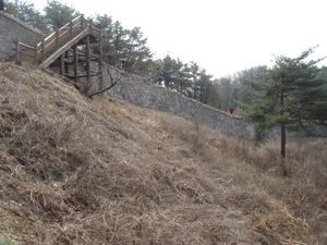 등산로에서 바라본 상당산성 성벽