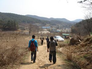 상당산성 내부 마을로 가는 길