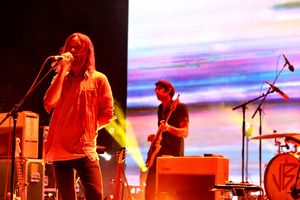 캠 에이버리 (베이스) (사진 뒤쪽)