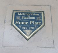 메트로폴리탄 스타디움의 홈 플레이트 흔적