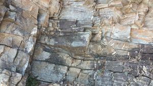 평안 누층군 함백산층의 조립사암층으로 석영맥이 관입하였다.